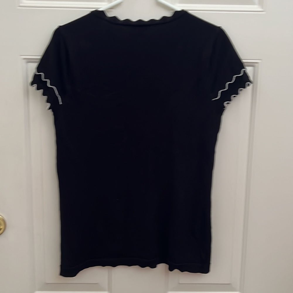 Northstyle women’s Black Short-Sleeve Scalloped Sweater. Size Medium - Picture 3 of 5